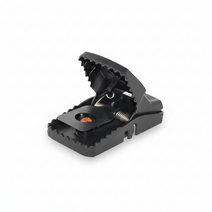 Piège à rats réutilisable noir, mâchoire ouverte, godet à appât garni